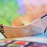 Slovenija je v maju beležila največji mesečni in medletni padec trgovine na drobno med vsemi državami EU, je objavil evropski statistični urad Eurostat. Mesečni padec obsega trgovine na drobno je bil v Sloveniji 5,3-odstoten, kar je precej več kot povprečje EU, kjer se je trgovina na mesečni ravni zmanjšala za zgolj za 0,1 odstotka.