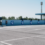 V Europarku Maribor že vrsto let stremijo k trajnostnemu poslovanju, kar vključuje tudi skrb za trajnostno mobilnost. Ker se zavedajo pomembnosti prehoda k okolju prijaznejšim rešitvam, so zato pred kratkim že obstoječim desetim polnilnim postajam za električna vozila na vrhnjem parkirišču dodali še pet novih v rdeči medetaži. 