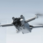 DJI Mini 3 Pro je med najboljšimi izbirami dronov, če ste običajen uporabnik ali ustvarjalec videovsebin. Je lahek in prenosljiv dron, ki ponuja visokokakovostno kamero, upravljanje, ki je preprosto za uporabo, in vrsto inteligentnih funkcij. Pa tudi cena je znosna.