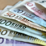Božičnica 2023 je tudi 5000 evrov bruto ali pa nič. Razpon je velik, zato poglejmo nekaj javnih podatkov o višini bruto božičnic v tem letu.