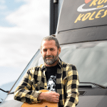 Če ste mislili, da je Koroška samo dežela rudarjev, gozdarjev in grumpov, se motite. Koroška je tudi dežela kulinaričnih čudežev, ki jih je odkrival naš priljubljeni glasbenik Hamo. V svoji novi oddaji Kuhinja na kolesih se je Hamo podal na koroške ceste, poti in reke, da bi spoznal skrivnosti koroškega lonca. In ni bil razočaran!